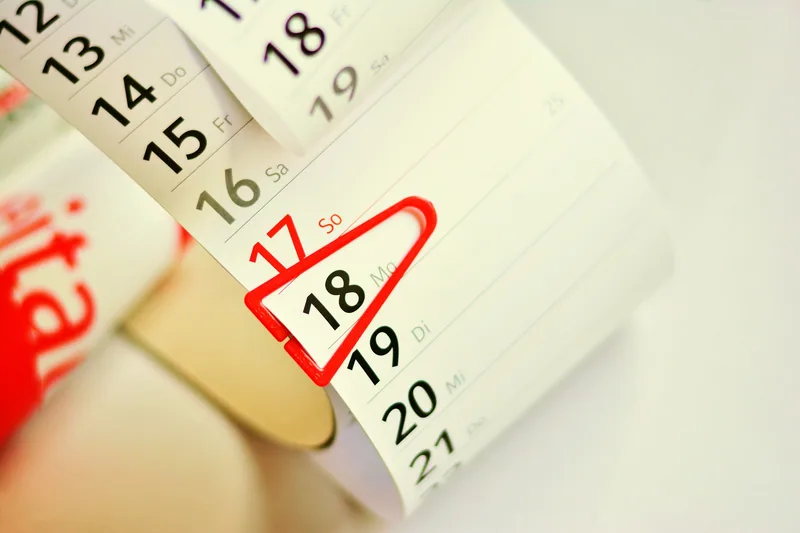 Aufgeschlagener Kalender