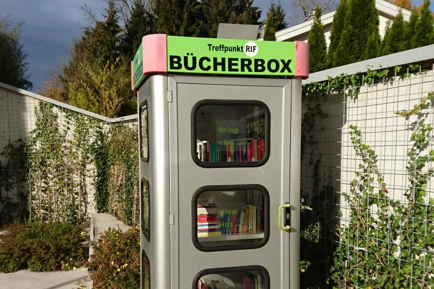 Buecherbox scaled e1690560361574
